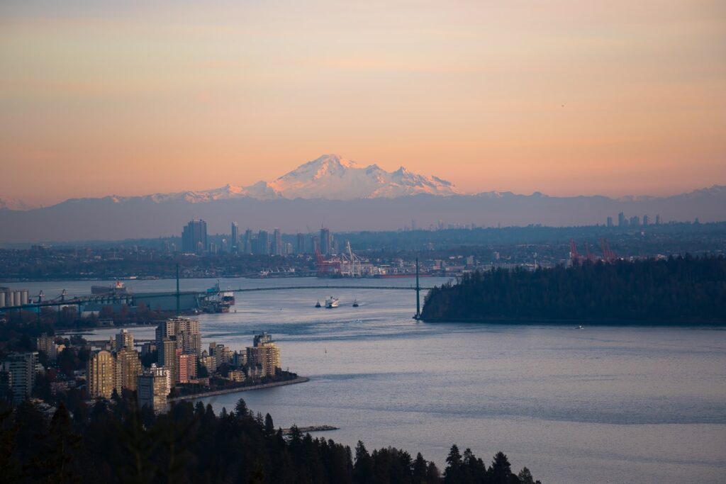 Beautiful winter hikes near Vancouver with snowshoeing options